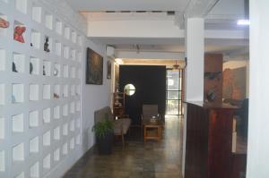 a hallway with a white wall in a room at Ruda Mini Hotel in Phumi Ta Phul