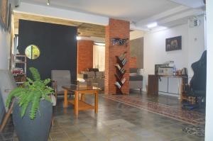 a living room with a table and a plant at Ruda Mini Hotel in Phumi Ta Phul