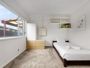 a bedroom with a bed and a window at Sea Side Glide at Maloneys Hide in Maloney's Beach