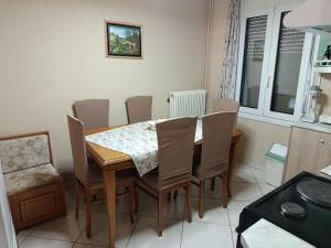 a dining room with a table and chairs at Όμορφο φυσικό περιβάλλον in Filippiada