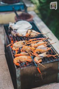 a bunch of lobsters on a grill at SATTAHIP Zentobu House in Ban Tao Than