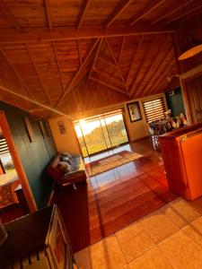 an overhead view of a living room with a wooden ceiling at Cabaña arriendo Salome in Valdivia
