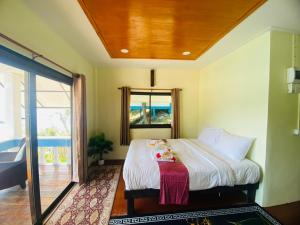 a bedroom with a bed with a mirror on the wall at Paradise view A5 -Kantiang paradise resort- in Ko Bu Bu