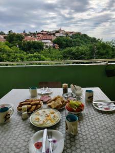 a table with plates of food on top of a balcony at Guest House Vista in Sighnaghi