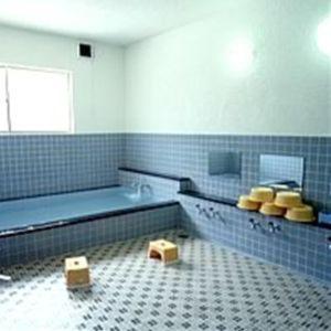 Tsukamoto Sou في تاكاياما: حمام مع حوض و كرسيين