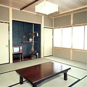 duży pokój z drewnianym stołem w obiekcie Tsukamoto Sou w mieście Takayama