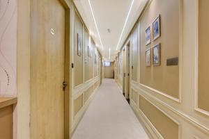 a corridor of a hallway with wooden walls at Townhouse Oak Ram Lala Mandir Kanpur Formerly Hotel Sun Rise in Kaliānpur