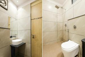 a bathroom with a toilet and a shower at Townhouse Oak Ram Lala Mandir Kanpur Formerly Hotel Sun Rise in Kaliānpur