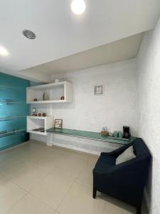 a living room with a bench and a couch at Hotel Dos Mundos, Isla Cozumel in Cozumel