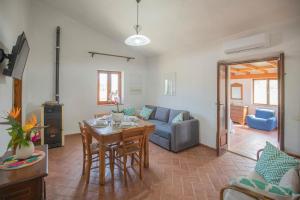 a living room with a table and a couch at Appartamenti Quintavalle in Casa Marchetti