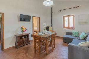 a living room with a table and a couch at Appartamenti Quintavalle in Casa Marchetti