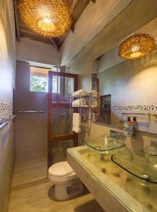 a bathroom with two glass sinks and a toilet at Alquiler de Casa Completa-Casa Iguana Del Mar in San Andrés
