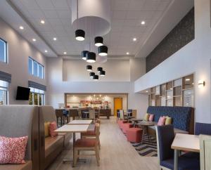 a dining room with tables and chairs and a cafeteria at Hampton Inn & Suites Cleveland-Mentor in Mentor