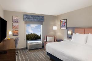 a hotel room with a bed and a window at Hampton Inn & Suites Cleveland-Mentor in Mentor
