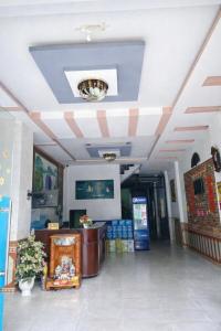 a lobby of a building with a ceiling at Hằng Hoa Hotel Đồng Nai in Dĩ An