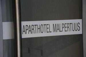 een bord met articulatormalma marilitius op een venster bij Aparthotel Malpertuus in Aalst