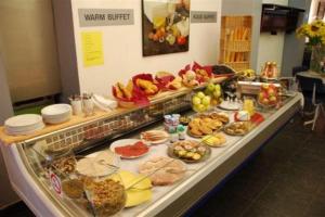 een buffet lijn met veel verschillende soorten eten bij Aparthotel Malpertuus in Aalst