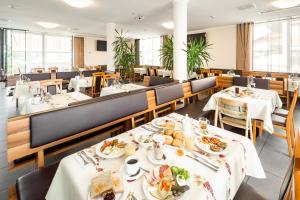A restaurant or other place to eat at Hotel Meridian ***superior