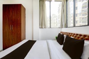a bedroom with a large bed and a window at Hotel O MP Nagar Near Rachna Tower in Bhopal