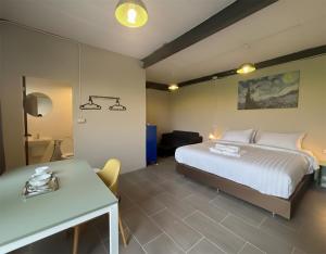 เตียงในห้องที่ Juniper Resort Ayutthaya