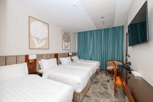 a row of beds in a hotel room at فندق قرى Qira Hotel in Mecca +49 photos