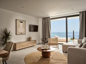 ein Wohnzimmer mit Sofa und Tisch in der Unterkunft The Sall Complex B - Sea View Suites, by ZanteWize in Agios Nikolaos