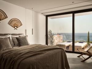 ein Schlafzimmer mit Bett und Meerblick in der Unterkunft The Sall Complex B - Sea View Suites, by ZanteWize in Agios Nikolaos + 30 Fotos