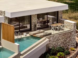 ein Bild von einem Haus mit Swimmingpool in der Unterkunft The Sall Complex B - Sea View Suites, by ZanteWize in Agios Nikolaos