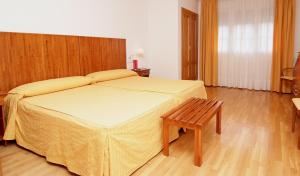 Postel nebo postele na pokoji v ubytování Hotel Valcarce Camino de Santiago