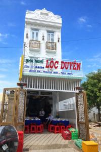 a restaurant with a sign that reads ice driven at Lộc Duyên Motel Ninh Kiều in Cái Răng
