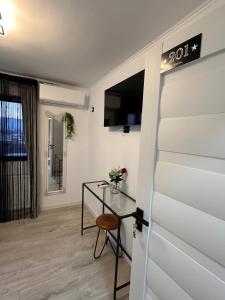 a door leading into a living room with a glass table at Stelele Oltului in Călimăneşti