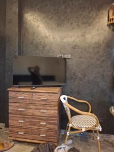 a chair sitting in front of a television on a dresser at Villa Meerblick in Ban Map Khangkhao