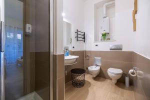 a bathroom with two toilets and a sink and a shower at Ca de Gianchi - Verdeblù in Manarola +80 photos
