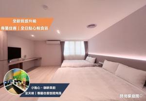 a hotel room with a bed and a tv at Nagahiro Hotel, Taichung Wenxin Branch in Taichung +60 photos