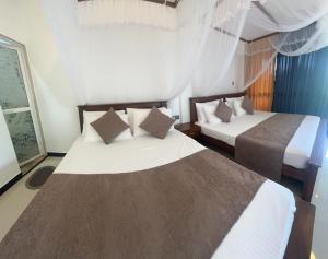 a bedroom with two beds and a window at Blissbarn Inn Ella in Ella