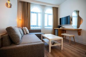 a living room with a couch and a table at Audo Local in Antalya