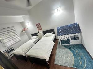 a bedroom with two beds and a window with a painting at Fraser's Haven SilverparkResort Walk down 8 steps in Bukit Fraser