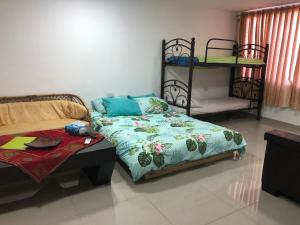 ein Schlafzimmer mit einem Bett und einem Etagenbett in der Unterkunft Simple Room in Mas'ada