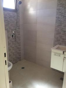 ein Badezimmer mit Dusche, Toilette und Waschbecken in der Unterkunft Simple Room in Mas'ada + 12 Fotos