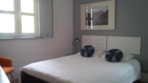 リスボンにあるTerrace Principe Realのベッドルーム1室(青い枕のベッド1台付)