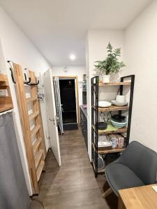 a room with a hallway with a kitchen and a room with a kitchen at Tiny House Nike in Tettnang