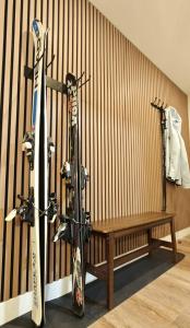 two skis and a bench in a room at Apartamento Cumbre Loba in La Pinilla