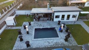 an aerial view of a backyard with a swimming pool at Stelele Oltului in Călimăneşti +16 photos
