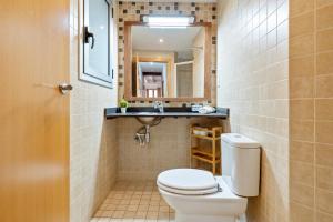 a bathroom with a toilet and a sink at Portal del Carro 7 Junto a la Catedral in Tarragona +12 photos