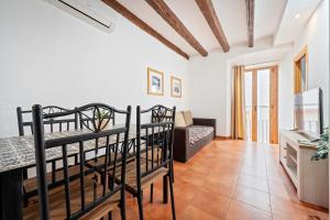a living room with a couch and a table at Portal del Carro 7 Junto a la Catedral in Tarragona