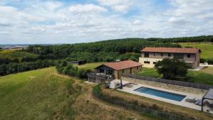 an aerial view of a house with a swimming pool at Hitton Séjours Nature in Biran