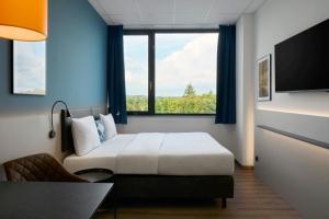 a hotel room with a bed and a window at Four Points Flex by Sheraton Östringen in Östringen +25 photos