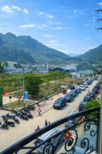 a street with cars parked in a parking lot at Kiên Bin Đồng Văn Hotel in Dồng Văn