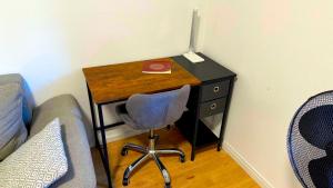a desk in a room with a chair and a table at Bitterfeld Apartment modern & gemütlich in Holzweißig