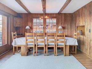 a dining room with a table and wooden walls at Teura in Verbier